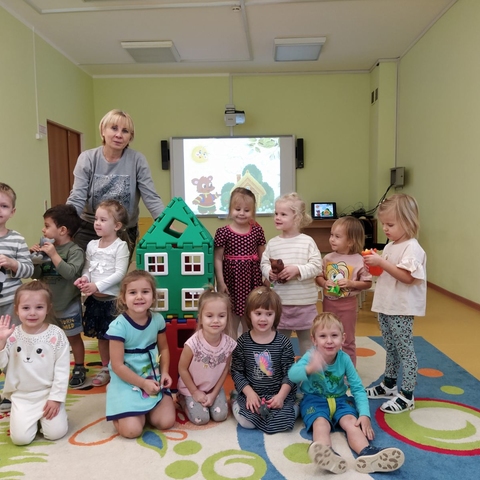 Маленькие строители в гостях у сказки