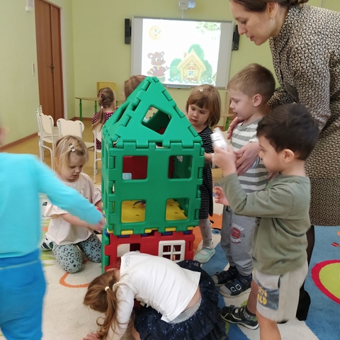 Маленькие строители в гостях у сказки