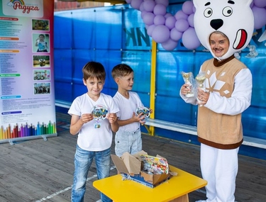 Придумать почтальона, который доставит посылку и вручит ее деткам