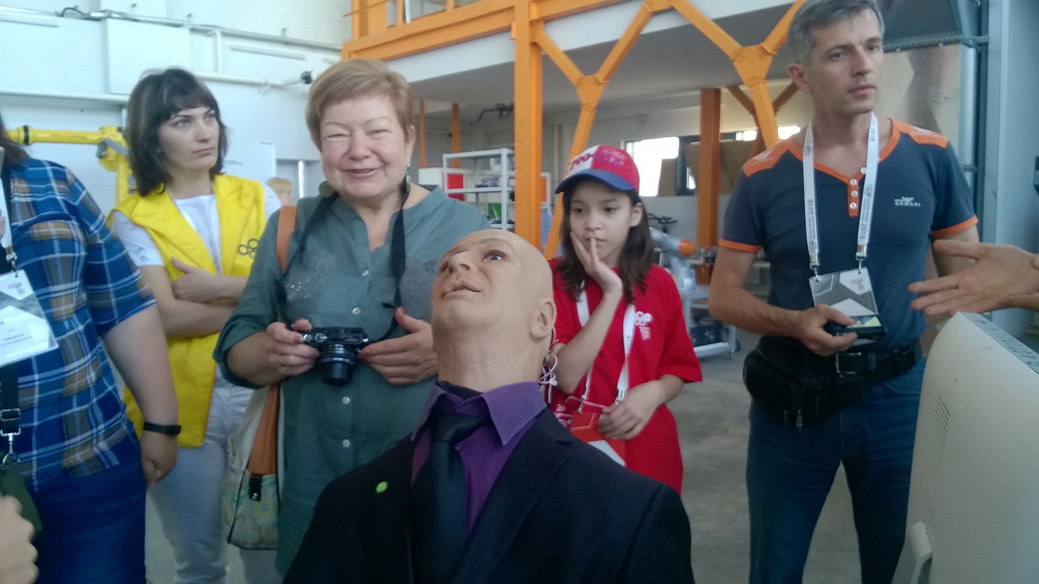 Робот с улыбкой Гагарина